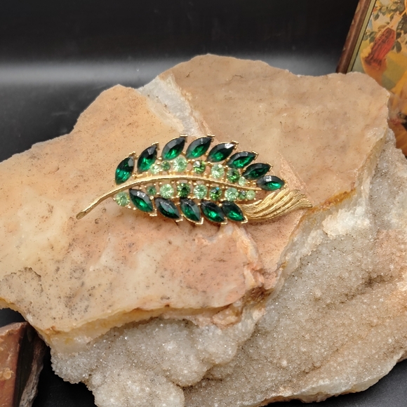 Source Unknown Jewelry - Vintage Gold Tone Green And Uranium Rhinestone Leaf Brooch